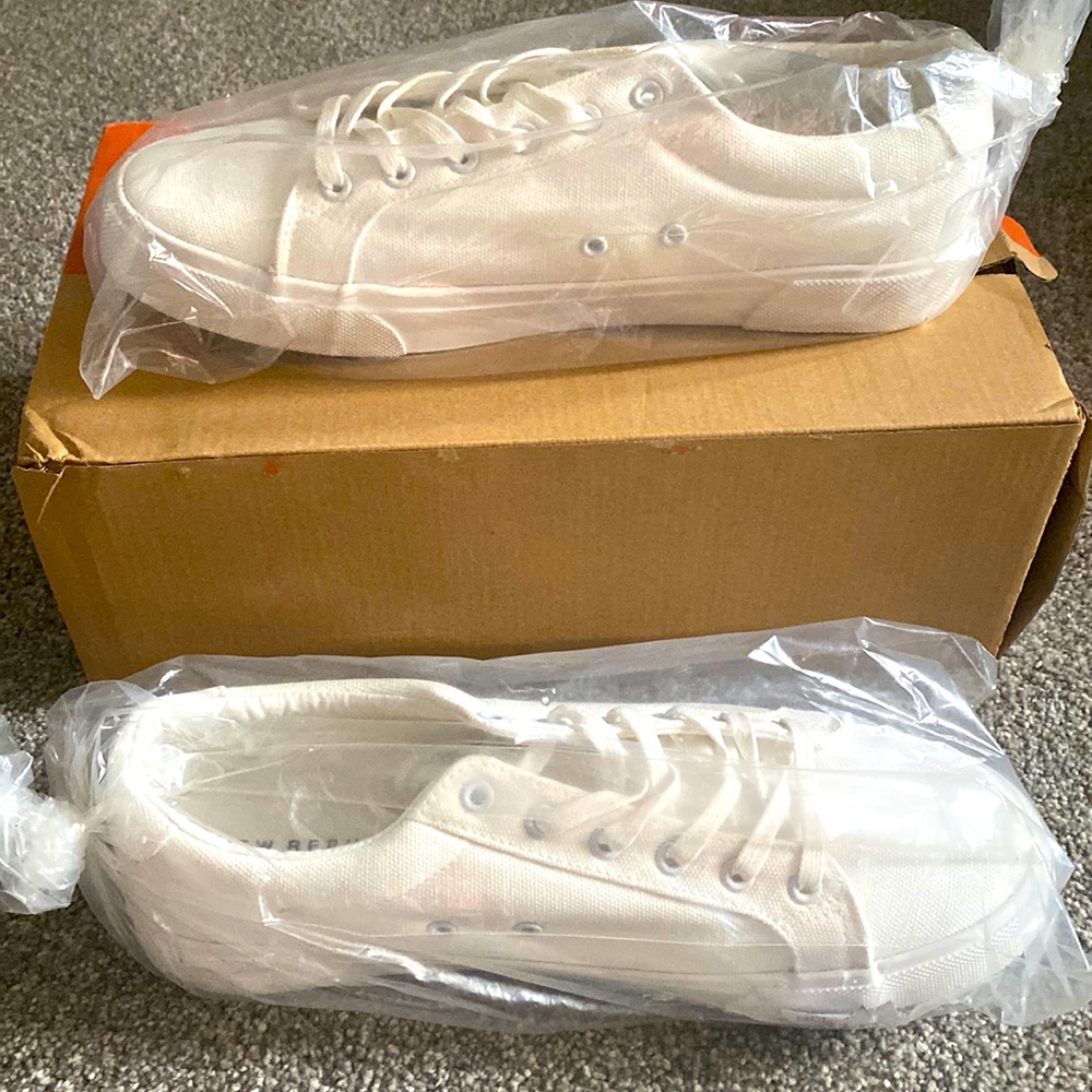 10.5 New White Tennis Shoe